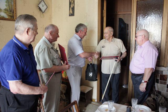 В Ленинском районе Воронежа ветерана поздравили со славным юбилеем