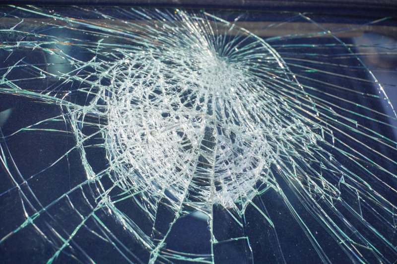 На оживленном перекрестке в Воронеже столкнулись мотоцикл и кроссовер