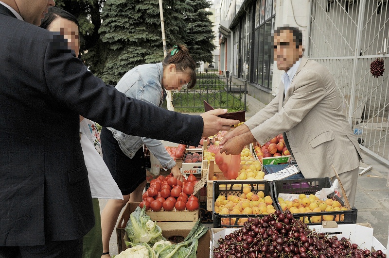 Власти Воронежа добились высылки из России нелегального торговца 