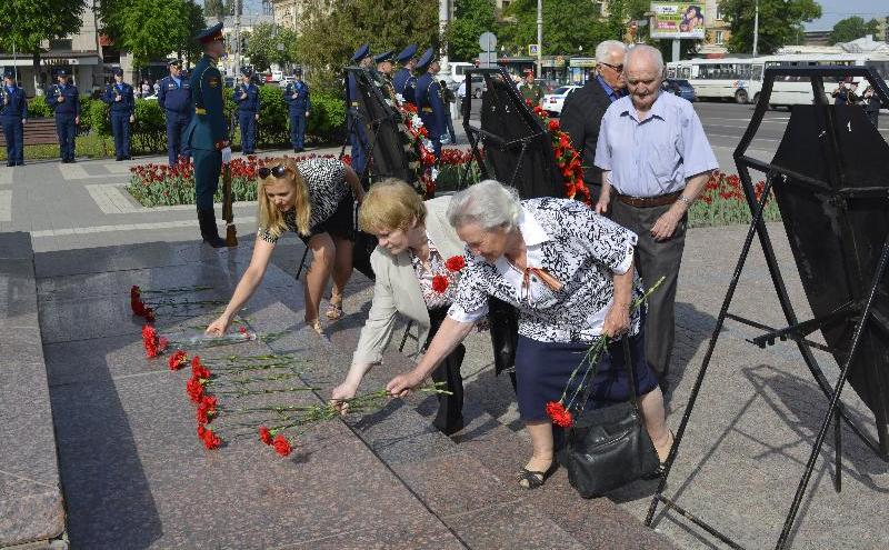 Под «Прощание славянки»: в Центральном районе Воронежа состоялась торжественная церемония возложения венков
