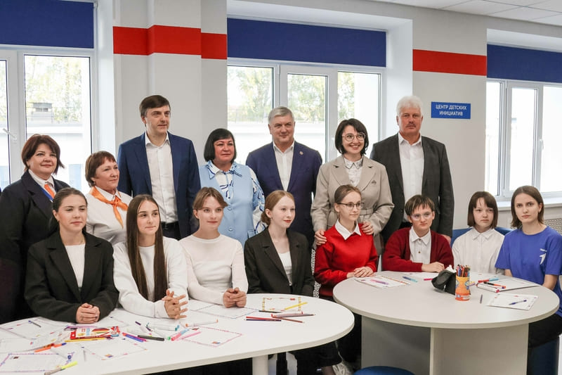 Гимназию в Нижнедевицке посетили министр просвещения страны и воронежский губернатор