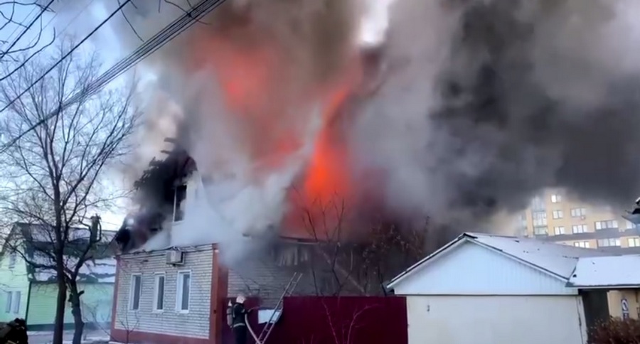 В частном сектора Воронежа горел дом