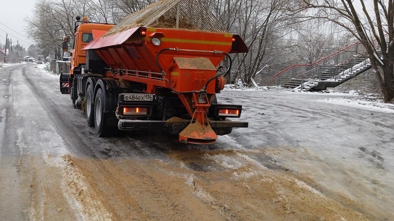 Комбинат продолжает работы по уборке снега и наледи с улично-дорожной сети Железнодорожного района.