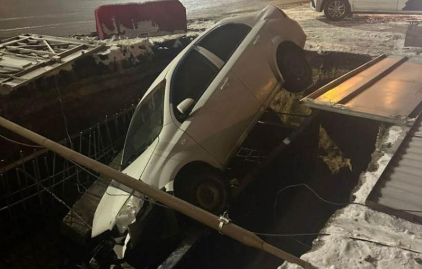 В полиции рассказали подробности ДТП с ямой на улице Остужева в Воронеже