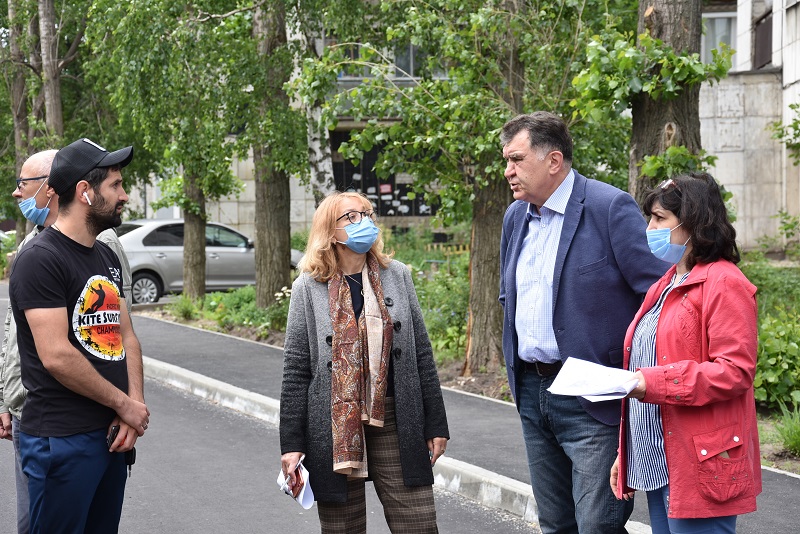 В Железнодорожном районе проверили ход работ по ремонту дворовых территорий