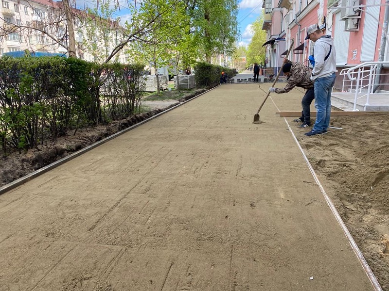 В Левобережном районе продолжаются работы по устройству тротуарной сети