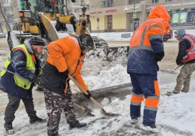 В Ленинском районе 82 работника ручной уборки очищают территорию от снега