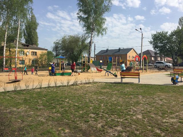 Жители Ленинского района Воронежа провели субботник в сквере Рылеева