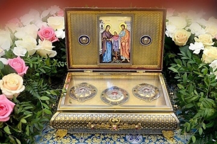 В огромную очередь выстроились воронежцы ради чудодейственной святыни