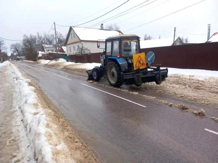 Глава Воронежа поручил усилить обработку тротуаров противогололёдными средствами