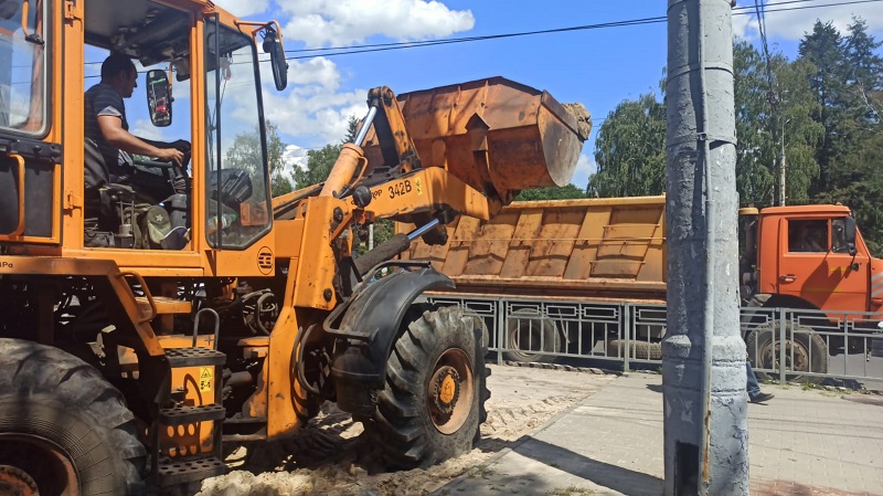 В Коминтерновском районе продолжается благоустройство сквера «Электросигнальный»