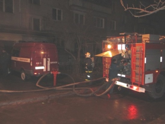 Пожарные спасли 25 человек из горящей 5-этажки в Воронеже
