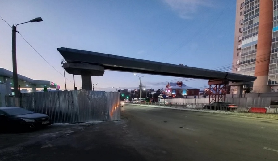 Жители Воронежа показали установленный пролет надземного пешеходного перехода на улице Шишкова