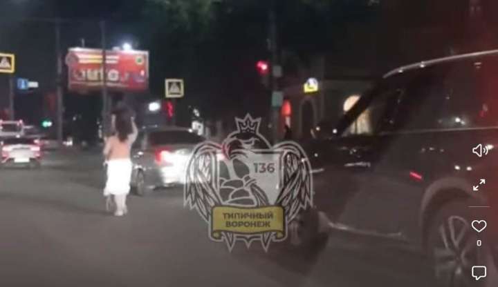 В Воронеже странное поведение девушки посреди дороги попало на видео