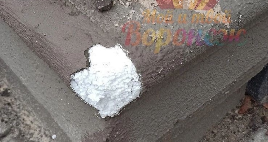 Стандартной практикой назвали в фонде капремонта залепленный пенопластом скол на доме в Воронеже