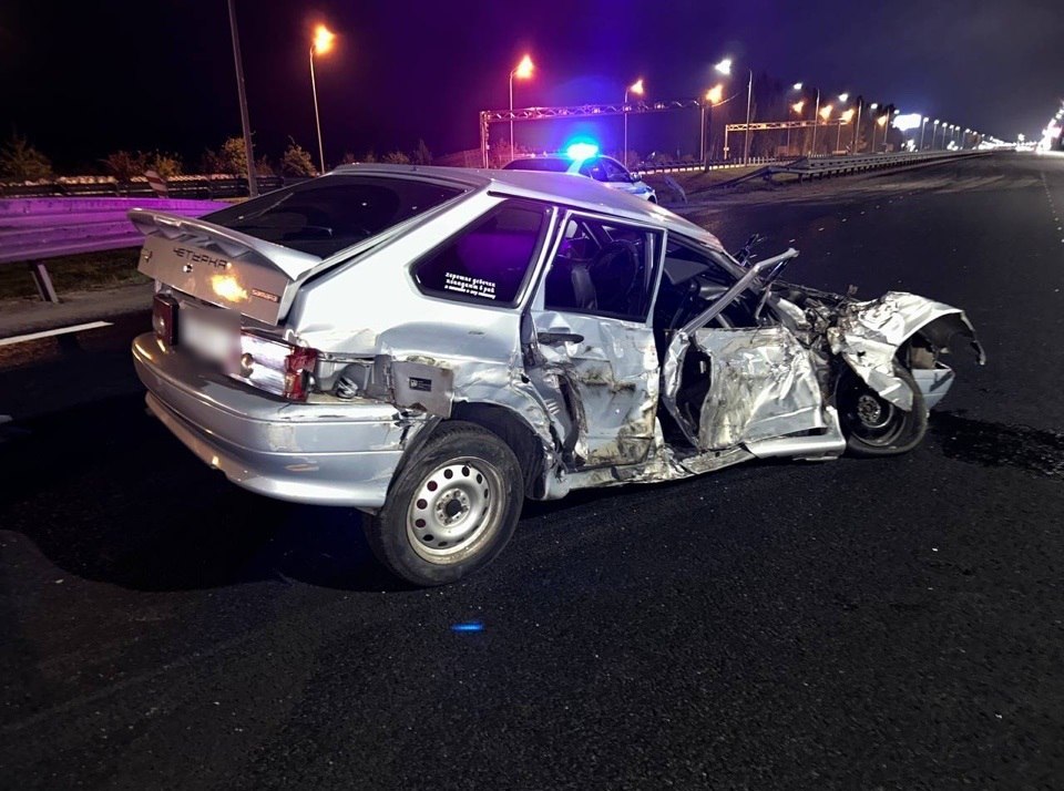 В ДТП с грузовиком на воронежской трассе пострадали 2 человека