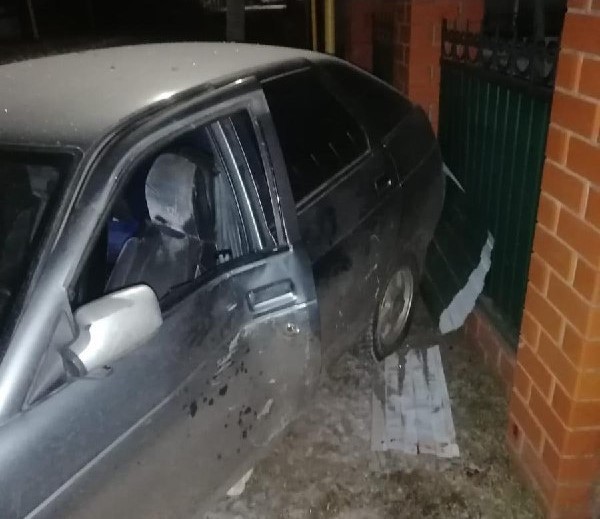 В Воронежской области ВАЗ влетел в забор дома