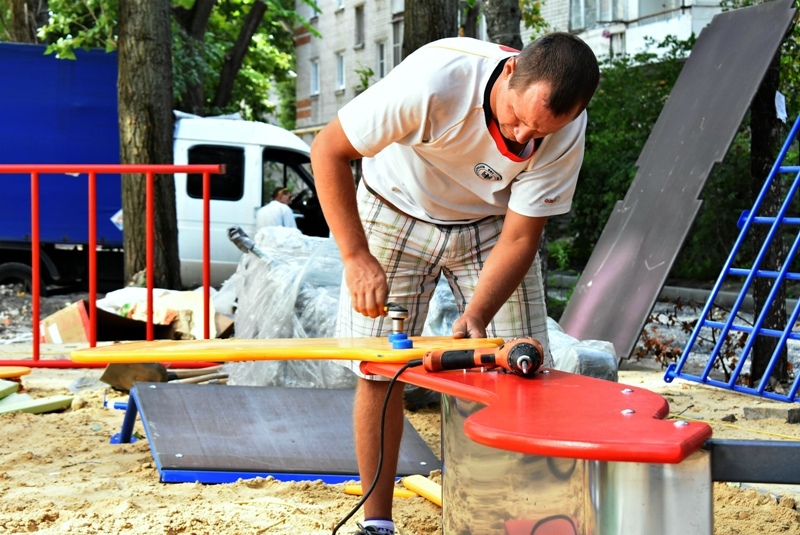 В Ленинском районе Воронежа завершается установка детского и спортивного оборудования