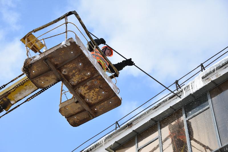 Обходите стороной: в Железнодорожном районе Воронежа продолжается ликвидация сосулек и наледи с кровель крыш домов
