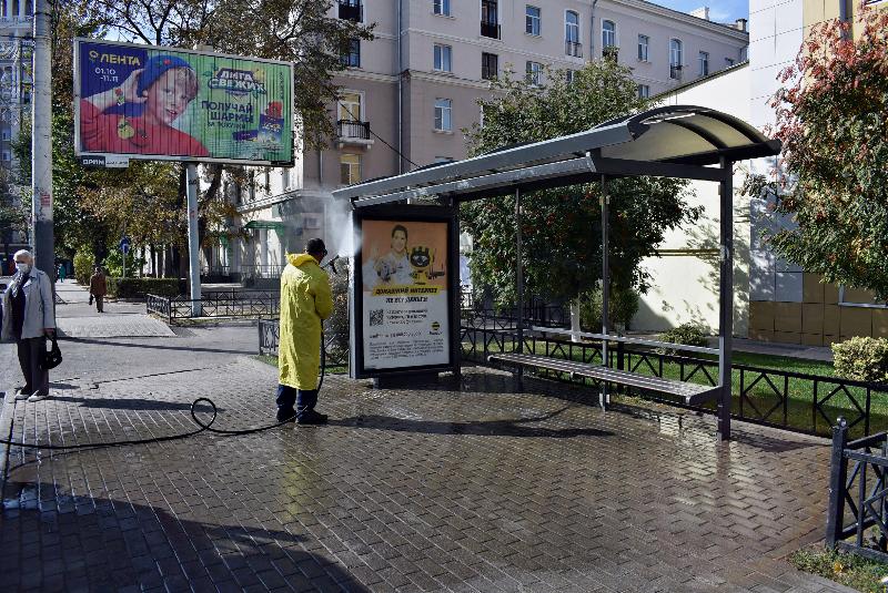 В Ленинском районе Воронежа продолжают обрабатывать остановочные павильоны
