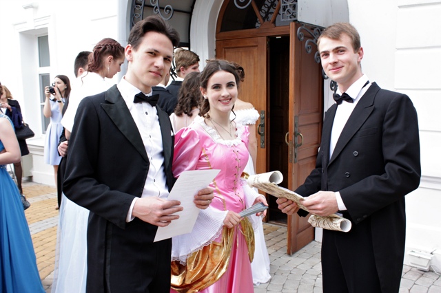 Выпускники воронежского Центра развития творчества детей и юношества получили свидетельства об окончании обучения на настоящем балу