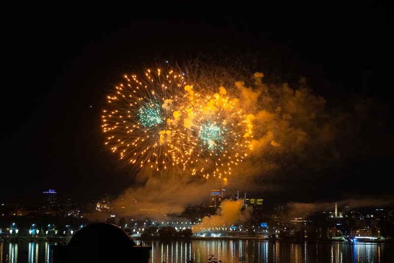 В жилом комплексе Воронежа в день объявления авиационной опасности пустили салют