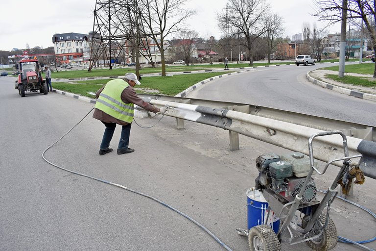 В Ленинском районе окрашивают элементы улично-дорожной сети