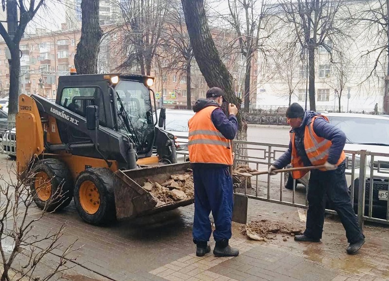 В Центральном районе очищают город после зимы