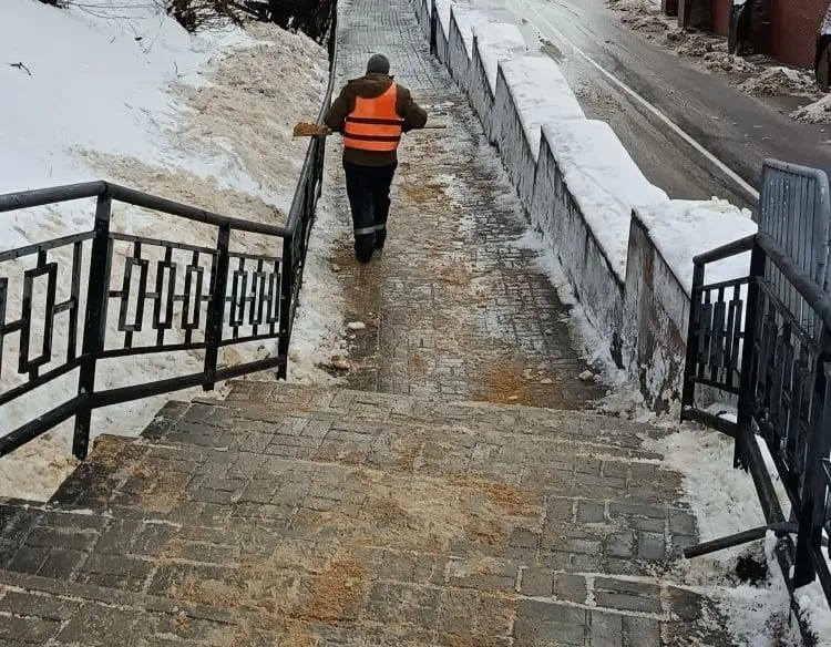 В Центральном районе продолжается уборка территорий от снега и наледи