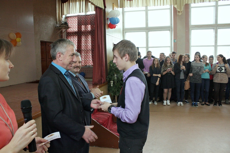 В Воронеже школьникам вручили значки ГТО