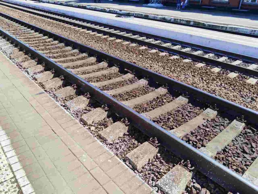 Пассажиров 21 застрявшего поезда обеспечат питанием после взрыва на ж/д в Воронежской области