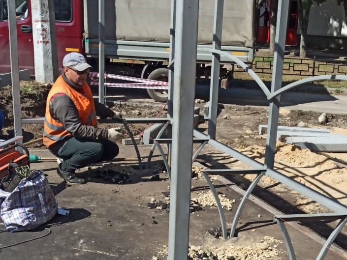 В Коминтерновском районе продолжается обновление остановочных павильонов