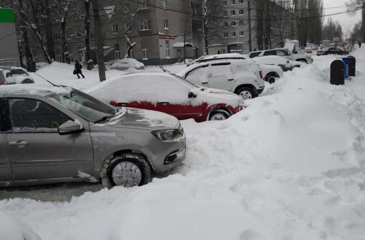 Для уборки и вывоза снега 16-18 февраля в ряде мест в Воронеже запретят парковку