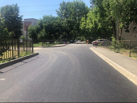      В Коминтерновском районе продолжается сезонный ремонт дворов