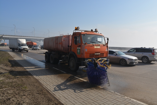 В Воронеже приступили к покраске бордюрного камня
