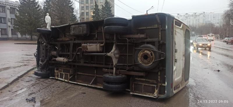 Из-за массового ДТП в Воронеже опрокинулась маршрутка с пассажирами