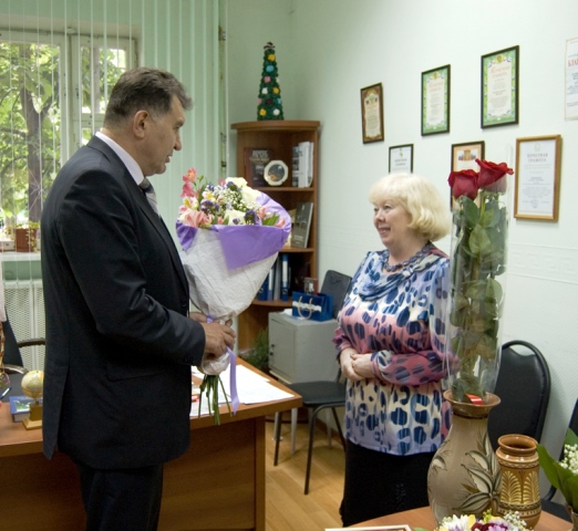 Руководитель управы Железнодорожного района Воронежа поздравил директора районного центра занятости с юбилеем