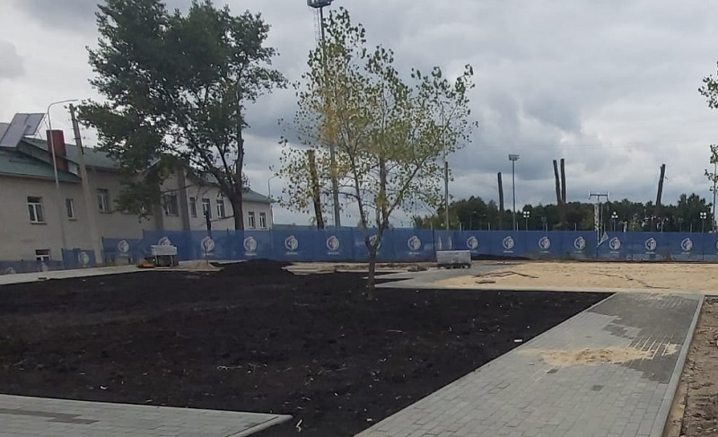 В Железнодорожном районе продолжается благоустройство сквера «Футбольный»