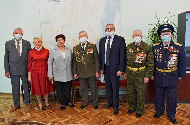 Глава Ленинского района Сергей Ситников вручил общественные награды 