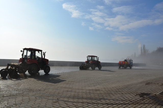 В Воронеже к уборке тротуаров приступили машины-пылесосы 
