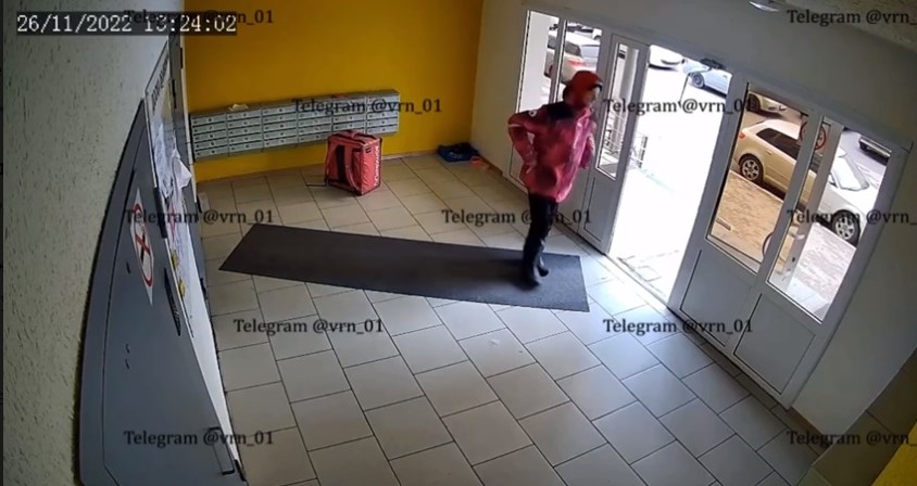 Испражняющийся в подъезде многоэтажки курьер стал «героем» соцсетей (ВИДЕО)