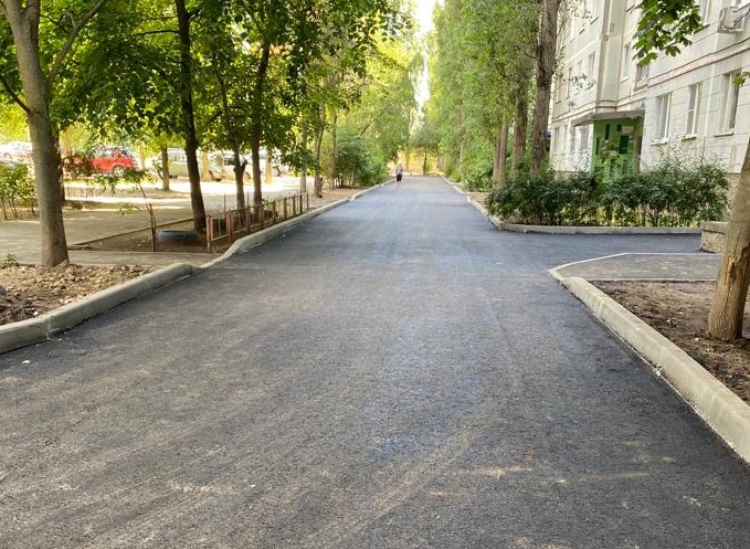 Осталось установить лавочки и урны