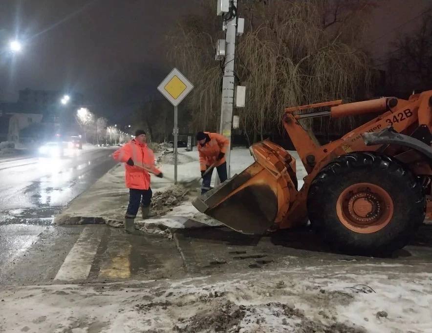 В ночь на 5 марта улицы Воронежа убирали 142 единицы спецтехники