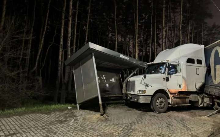 В остановку врезался грузовик на окраине Воронежа