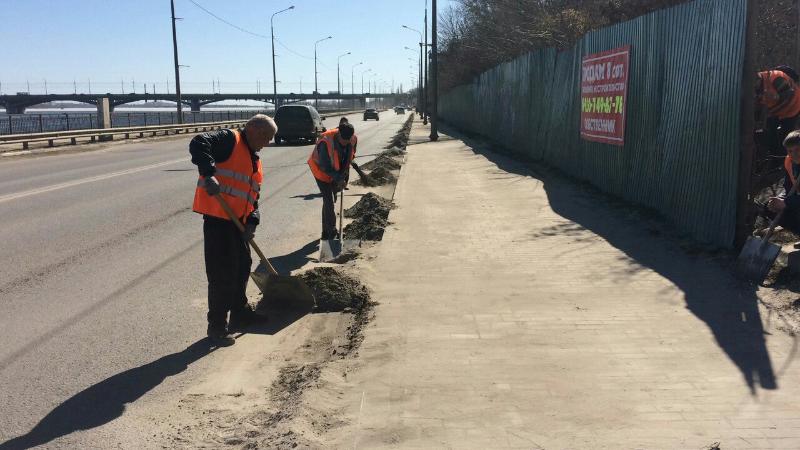 Убирают мусор и пескосмет: в Центральном районе Воронежа продолжаются мероприятия по благоустройству