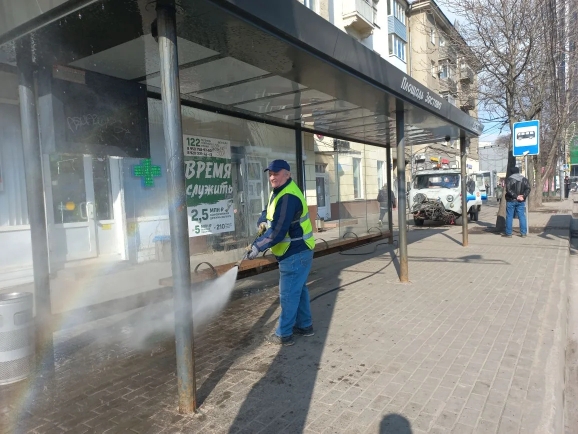 В Ленинском районе продолжается плановая уборка территории