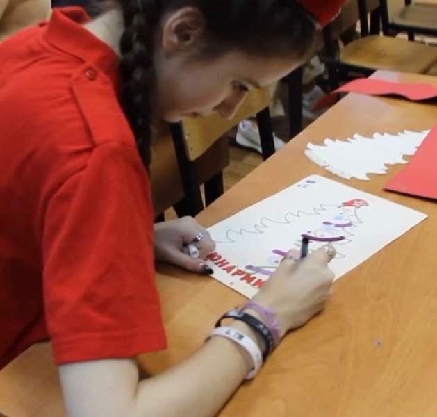 Школьники Ленинского района принимают участие в предновогодней патриотической акции