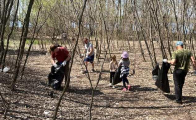 Жители района при поддержке управы организовали субботник на набережной Артамонова