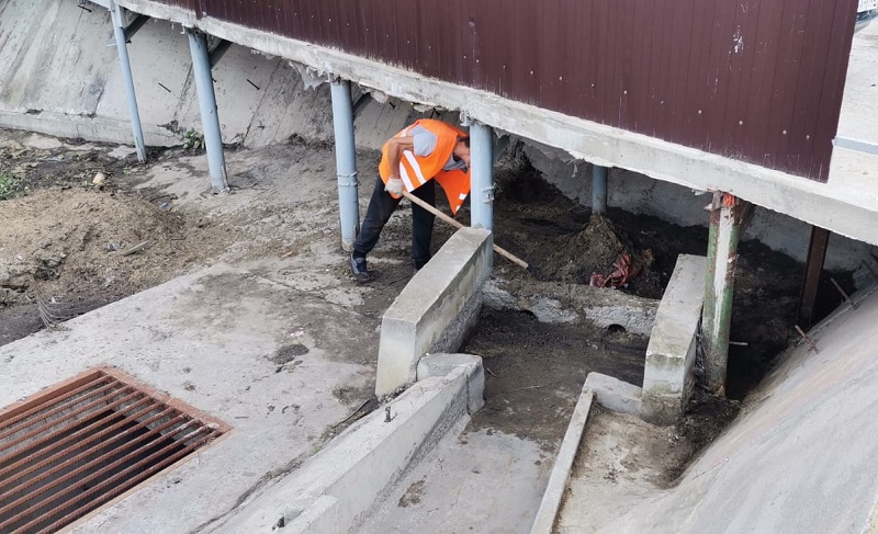 В Коминтерновском районе чистят ливнеприемники в круглосуточном режиме