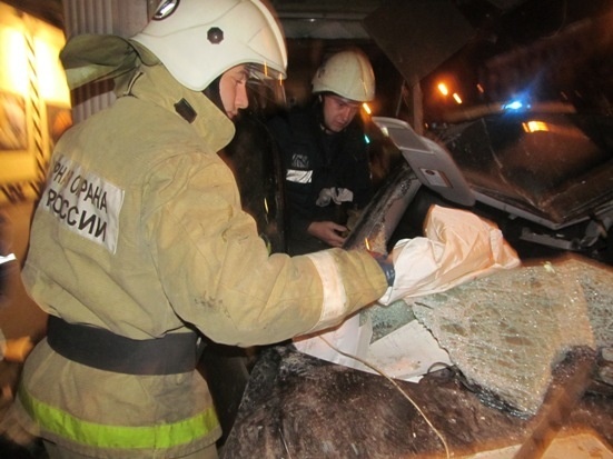 В бетонные блоки врезалась иномарка под Воронежем